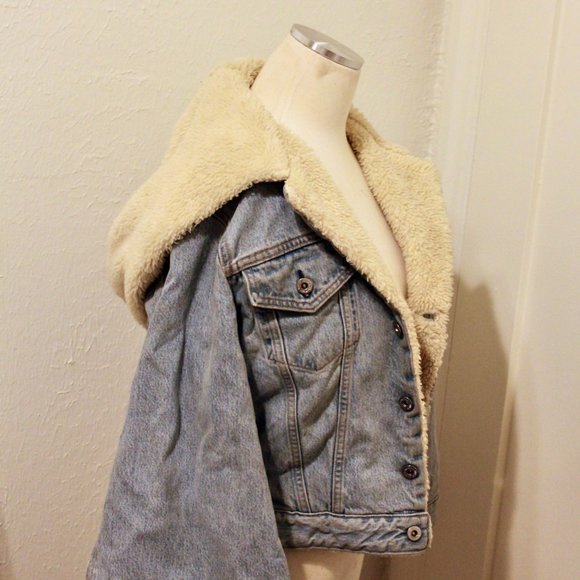 Levi Cropped Sherpa Trucker Jacket Light Medium-wash - Picture 2 of 7